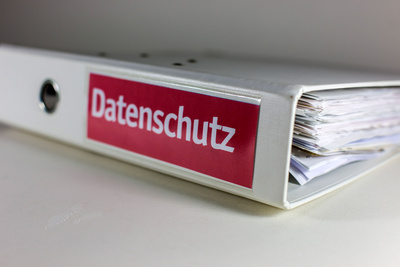 Ordner mit Aufschrift Datenschutz